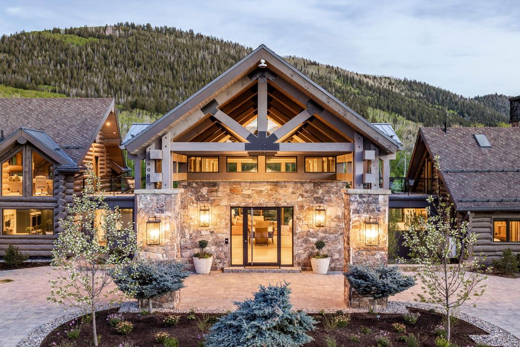 7600 E Deer Knoll Drive Home in Heber City, Utah. This custom-built home in Lashbrooke community offers a functional floor plan and ideal space for entertaining. With a main-level primary bedroom, gourmet kitchen, and great room opening to the keeping room, this home is perfect for hosting guests.