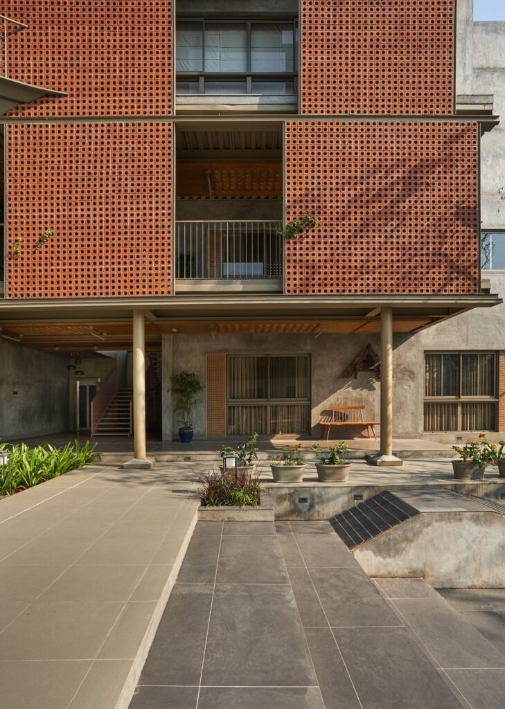 Athachi Farmhouse with Raw Earthy Tone Exterior by Alchemy Architects 14