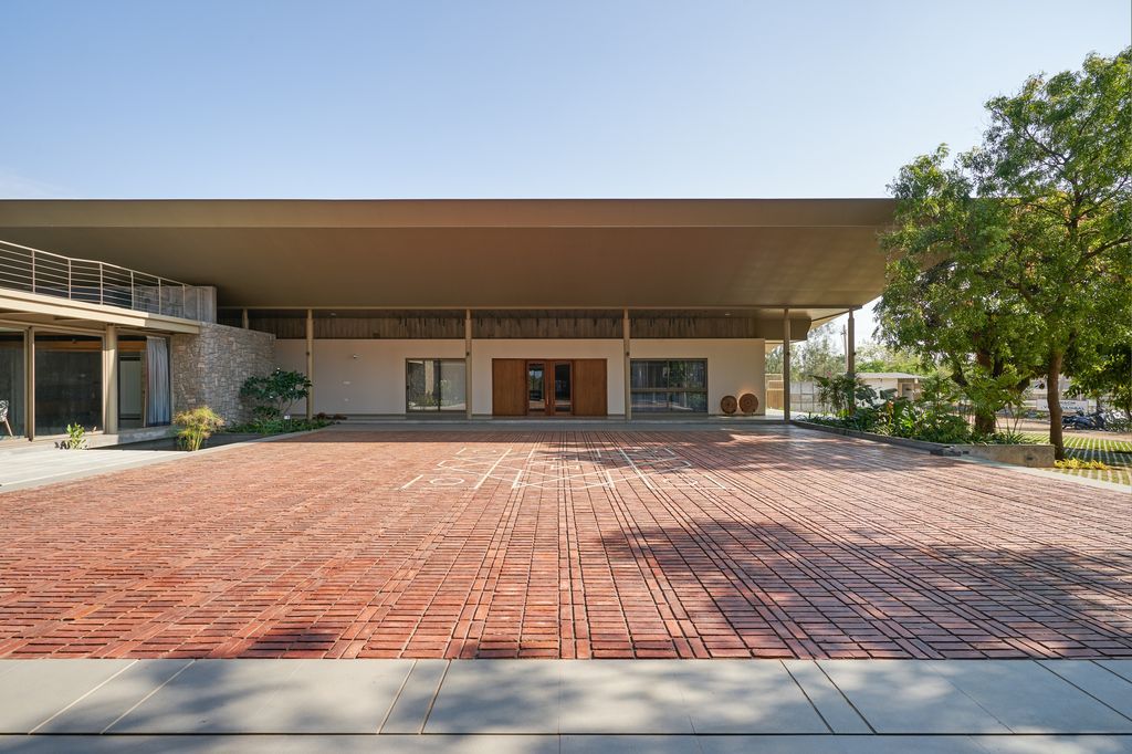 Athachi Farmhouse with Raw, Earthy Tone Exterior by Alchemy Architects