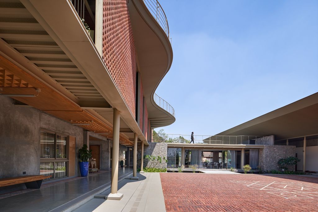 Athachi Farmhouse with Raw, Earthy Tone Exterior by Alchemy Architects
