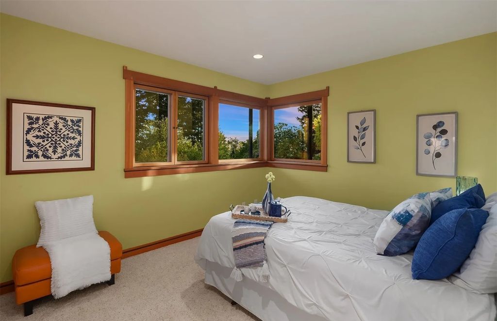 Dramatic Ever-Changing Views Provide a Breathtaking Backdrop for This $3.798M Modern Home in Bellevue, WA