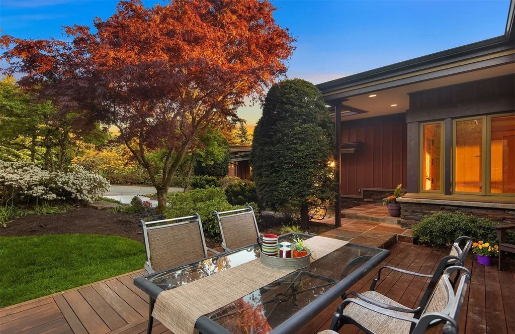 Dramatic Ever-Changing Views Provide a Breathtaking Backdrop for This $3.798M Modern Home in Bellevue, WA