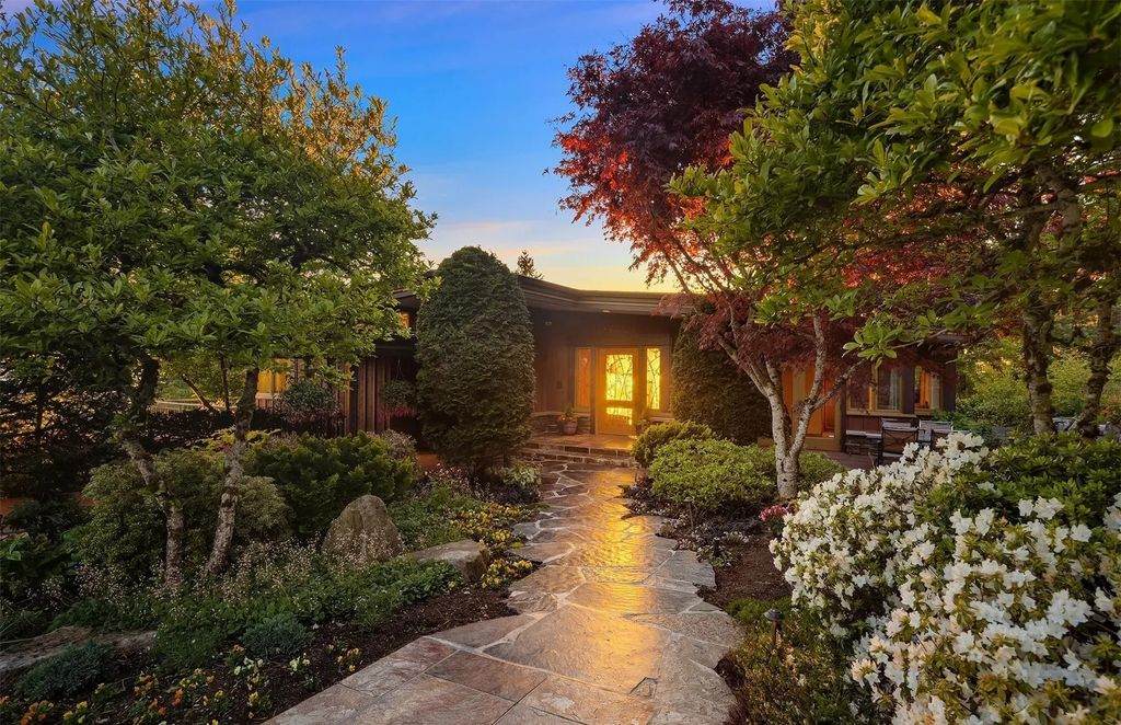 Dramatic Ever-Changing Views Provide a Breathtaking Backdrop for This $3.798M Modern Home in Bellevue, WA