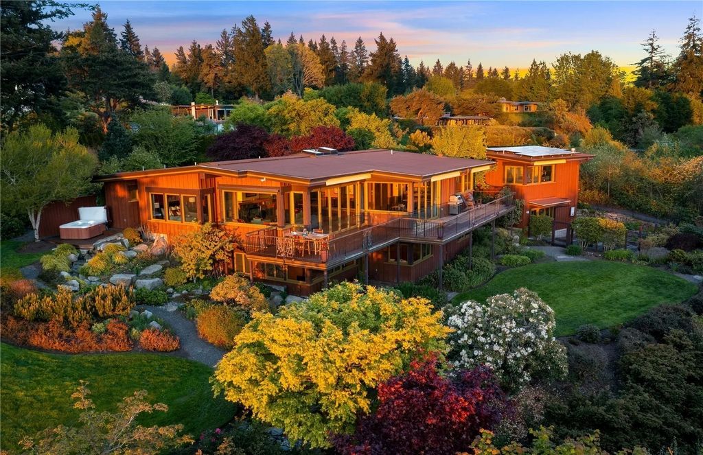 Dramatic Ever-Changing Views Provide a Breathtaking Backdrop for This $3.798M Modern Home in Bellevue, WA
