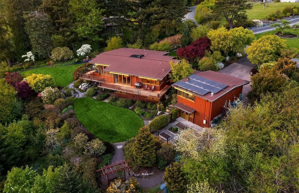 Dramatic Ever-Changing Views Provide a Breathtaking Backdrop for This $3.798M Modern Home in Bellevue, WA