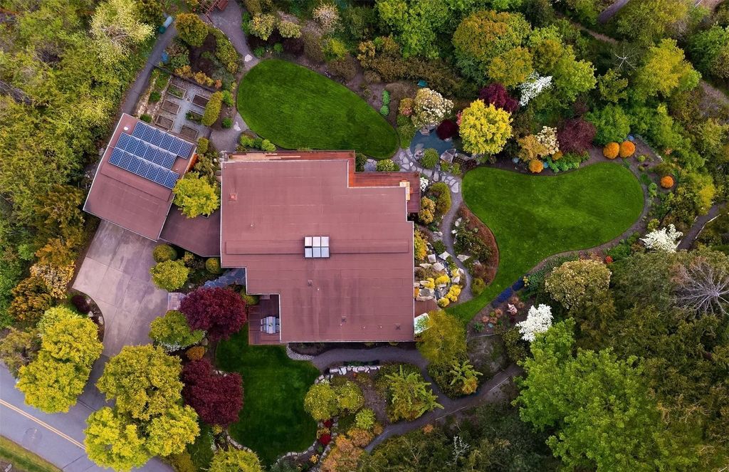 Dramatic Ever-Changing Views Provide a Breathtaking Backdrop for This $3.798M Modern Home in Bellevue, WA