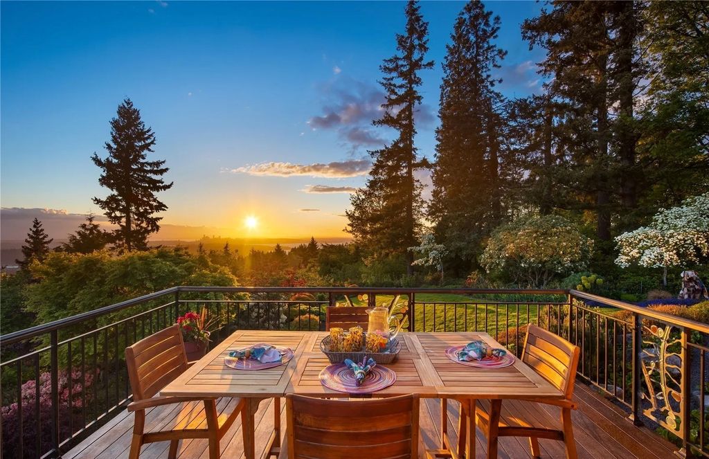 Dramatic Ever-Changing Views Provide a Breathtaking Backdrop for This $3.798M Modern Home in Bellevue, WA