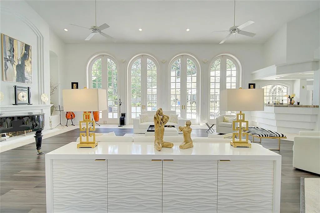 Discover the stunning 6-bed, 8-bath estate at 400 Saddleworth Place in Lake Mary, Florida. Situated on 2.82 acres within Heathrow's premier community, this custom-built home offers over 9,000 sqft of luxurious living space.