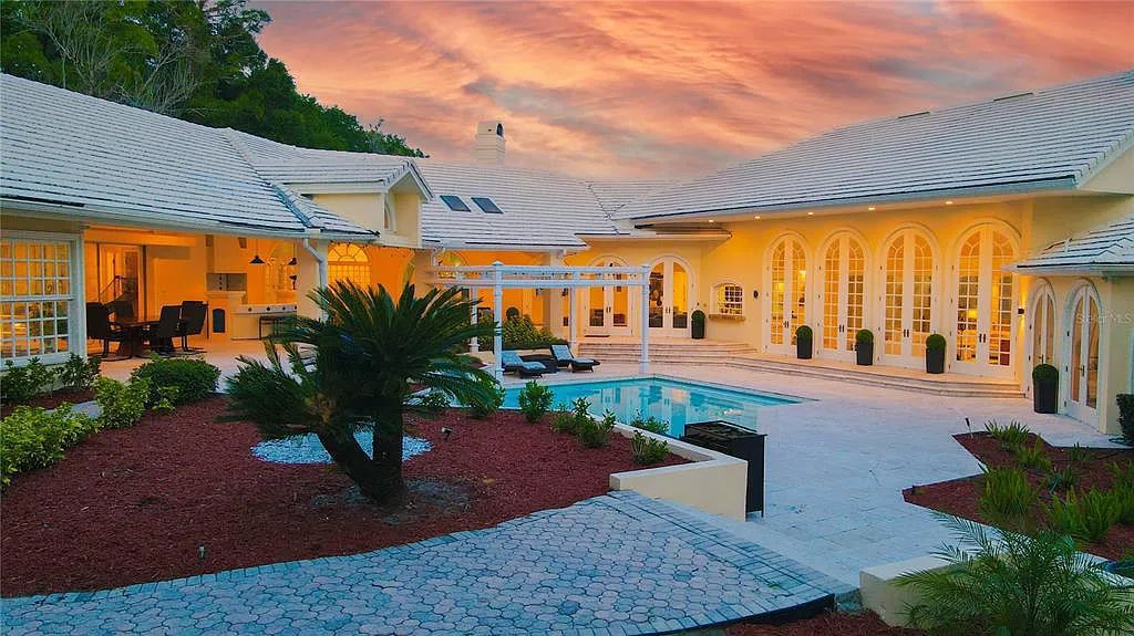 Discover the stunning 6-bed, 8-bath estate at 400 Saddleworth Place in Lake Mary, Florida. Situated on 2.82 acres within Heathrow's premier community, this custom-built home offers over 9,000 sqft of luxurious living space.