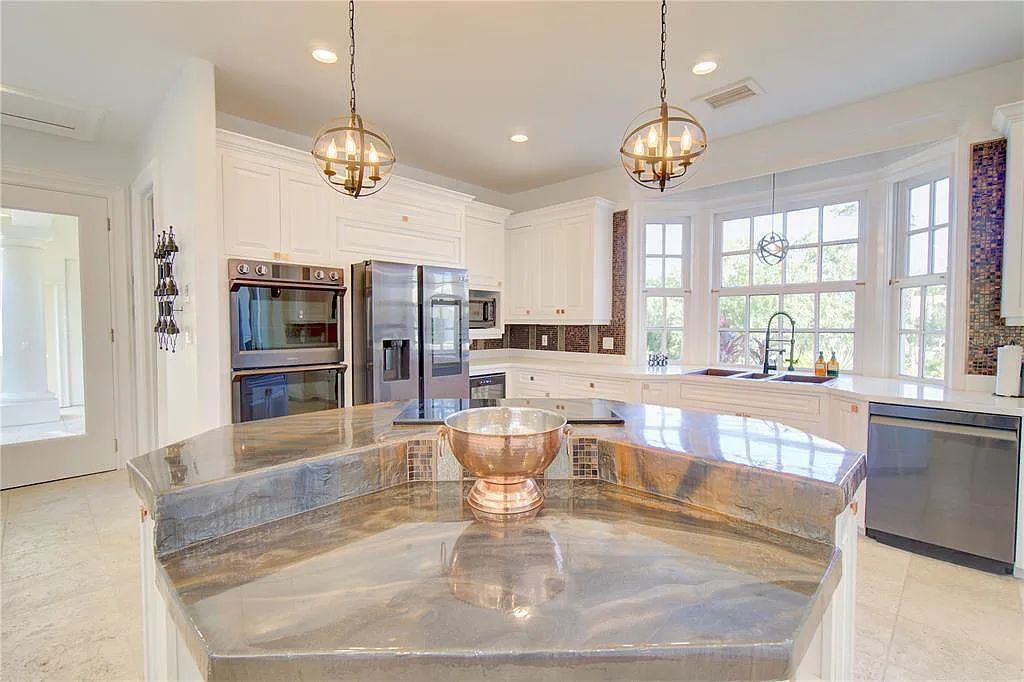 Discover the stunning 6-bed, 8-bath estate at 400 Saddleworth Place in Lake Mary, Florida. Situated on 2.82 acres within Heathrow's premier community, this custom-built home offers over 9,000 sqft of luxurious living space.