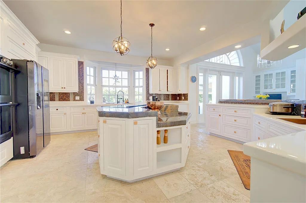 Discover the stunning 6-bed, 8-bath estate at 400 Saddleworth Place in Lake Mary, Florida. Situated on 2.82 acres within Heathrow's premier community, this custom-built home offers over 9,000 sqft of luxurious living space.