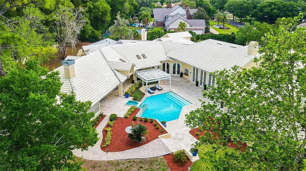 Discover the stunning 6-bed, 8-bath estate at 400 Saddleworth Place in Lake Mary, Florida. Situated on 2.82 acres within Heathrow's premier community, this custom-built home offers over 9,000 sqft of luxurious living space.