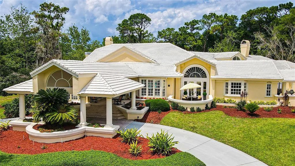Discover the stunning 6-bed, 8-bath estate at 400 Saddleworth Place in Lake Mary, Florida. Situated on 2.82 acres within Heathrow's premier community, this custom-built home offers over 9,000 sqft of luxurious living space.