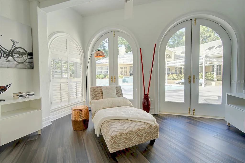 Discover the stunning 6-bed, 8-bath estate at 400 Saddleworth Place in Lake Mary, Florida. Situated on 2.82 acres within Heathrow's premier community, this custom-built home offers over 9,000 sqft of luxurious living space.