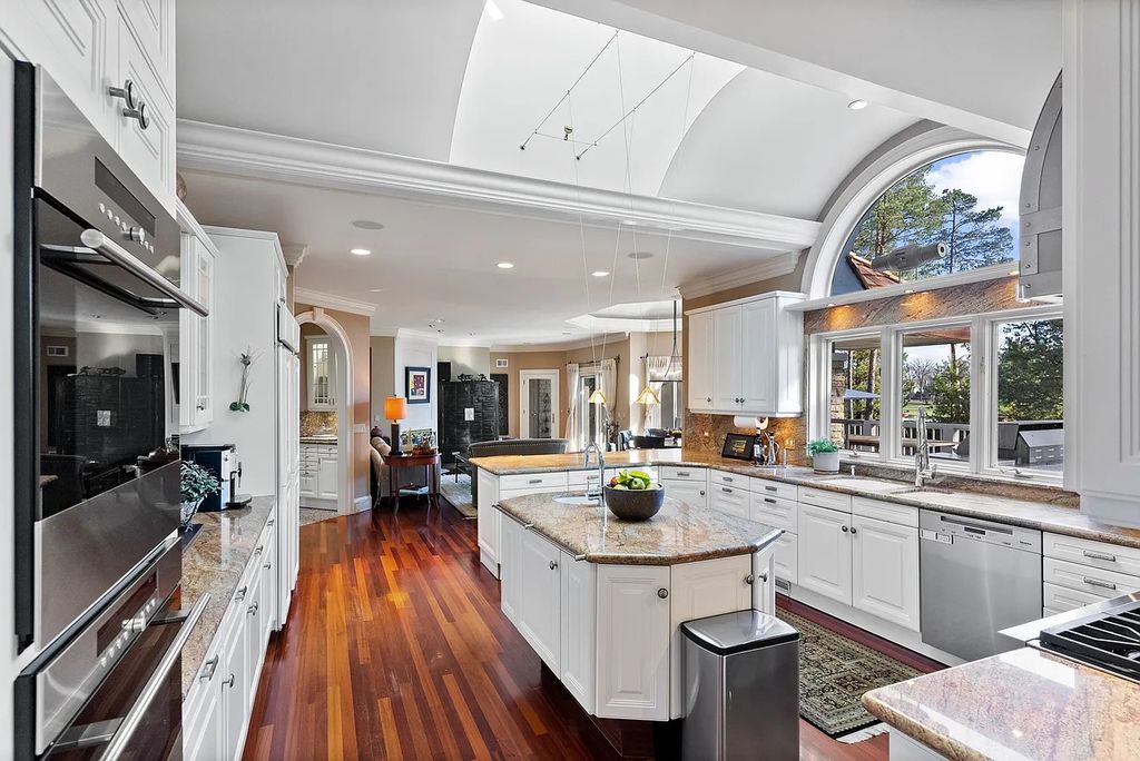 Magnificent 3.579M Residence in North Barrington IL Offers Enchanting Entertainment Spaces and a Peaceful Sanctuary for Relaxation 12 1