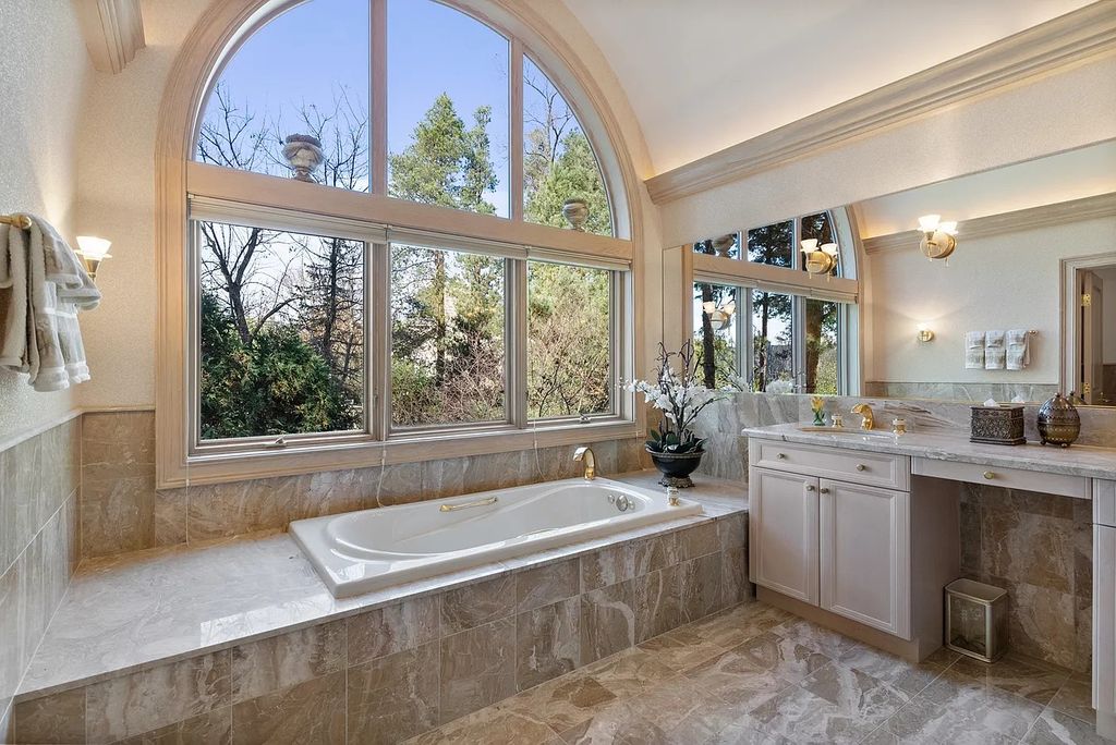 Magnificent 3.579M Residence in North Barrington IL Offers Enchanting Entertainment Spaces and a Peaceful Sanctuary for Relaxation 20 1