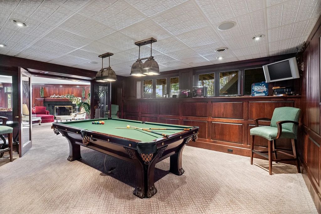 Magnificent 3.579M Residence in North Barrington IL Offers Enchanting Entertainment Spaces and a Peaceful Sanctuary for Relaxation 34 1