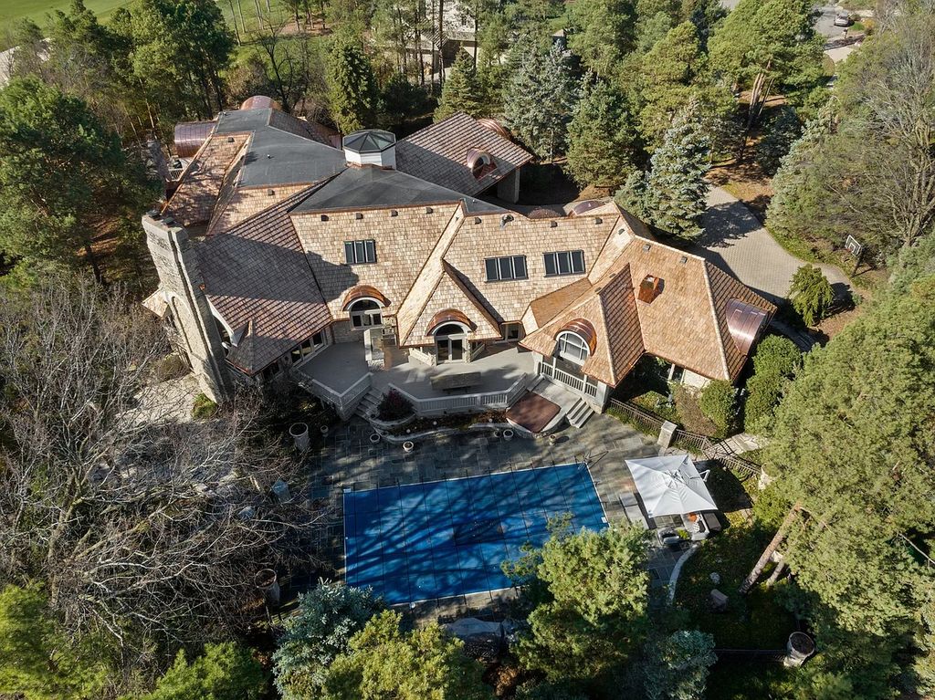 Magnificent 3.579M Residence in North Barrington IL Offers Enchanting Entertainment Spaces and a Peaceful Sanctuary for Relaxation 49