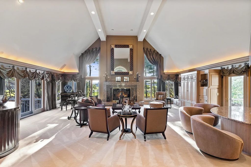 Magnificent 3.579M Residence in North Barrington IL Offers Enchanting Entertainment Spaces and a Peaceful Sanctuary for Relaxation 7 1