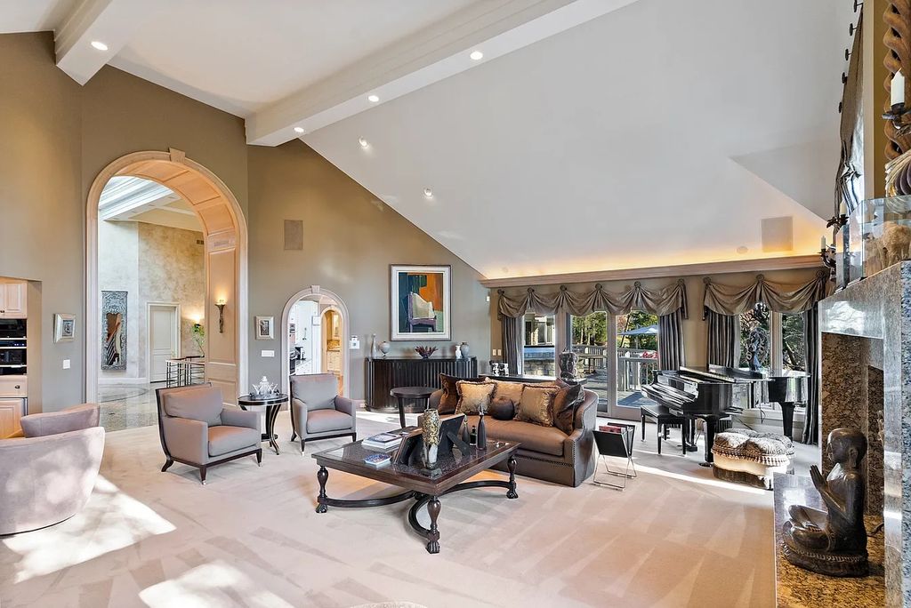 Magnificent 3.579M Residence in North Barrington IL Offers Enchanting Entertainment Spaces and a Peaceful Sanctuary for Relaxation 9 1