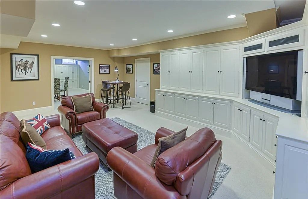 Magnificent Colonial-Style Residence in Ridgefield, CT with a Resort-Like Ambience for Sale at $2.895M