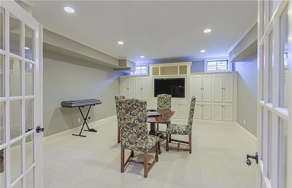 Magnificent Colonial-Style Residence in Ridgefield, CT with a Resort-Like Ambience for Sale at $2.895M