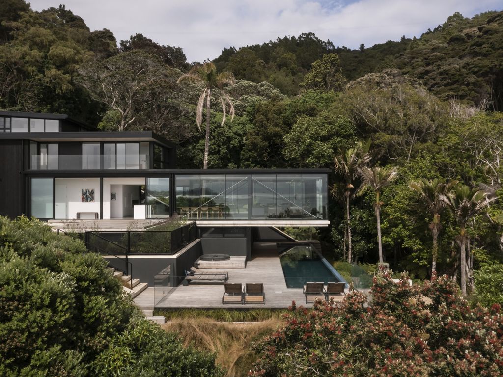 Mahuika House with spaces extend over the pool below by Daniel Marshall