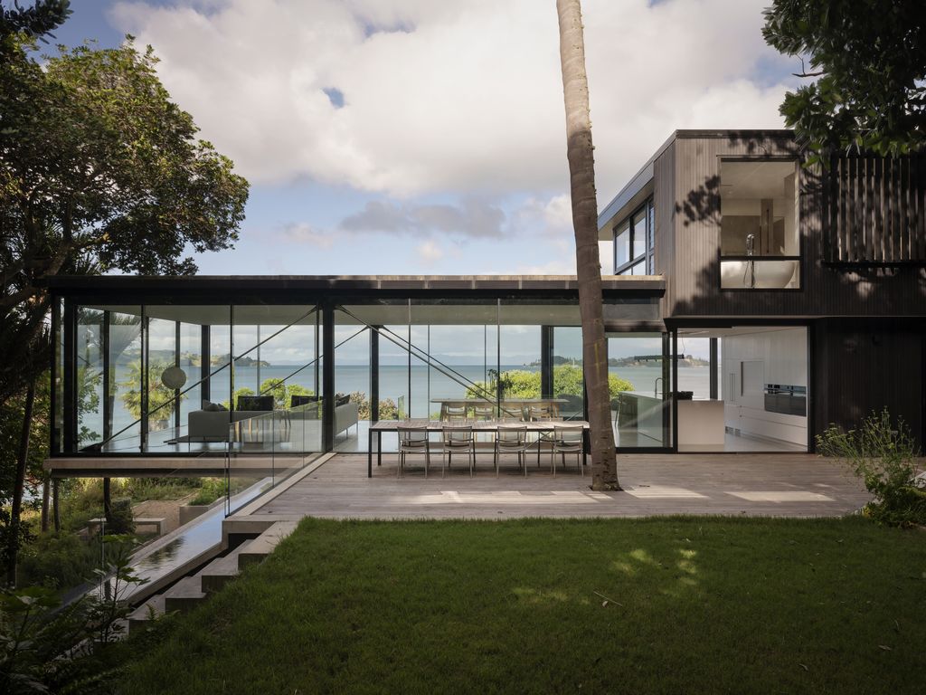 Mahuika House with spaces extend over the pool below by Daniel Marshall