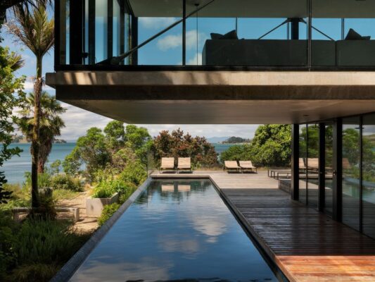 Mahuika House with spaces extend over the pool below by Daniel Marshall ...