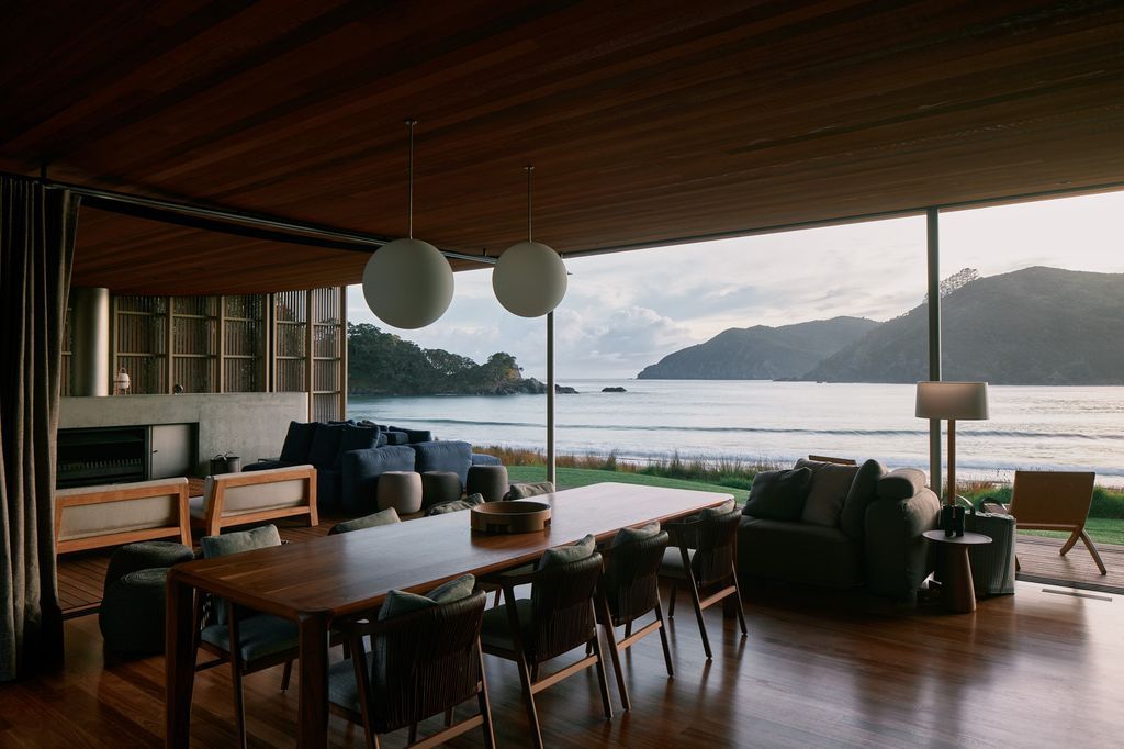 Omata Beach House offers breathtaking ocean views by Herbst Architects 14