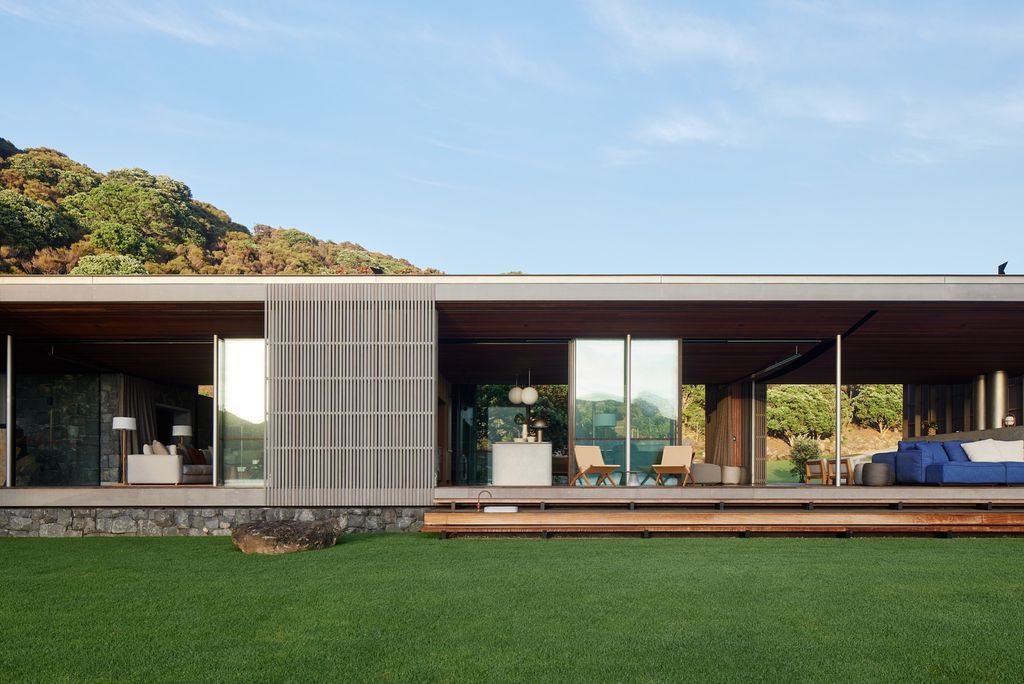 Omata Beach House offers breathtaking ocean views by Herbst Architects 15