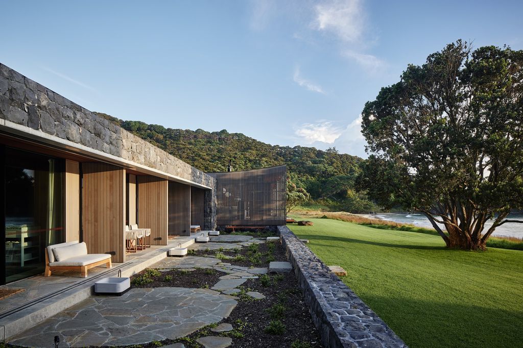 Omata Beach House offers breathtaking ocean views by Herbst Architects 16