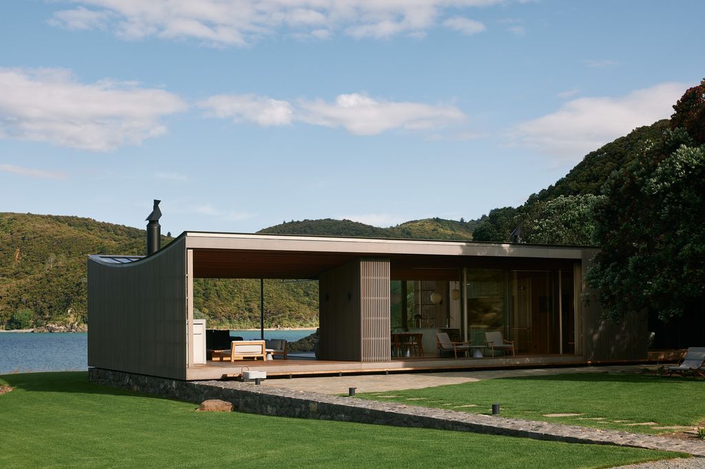 Omata Beach House offers breathtaking ocean views by Herbst Architects