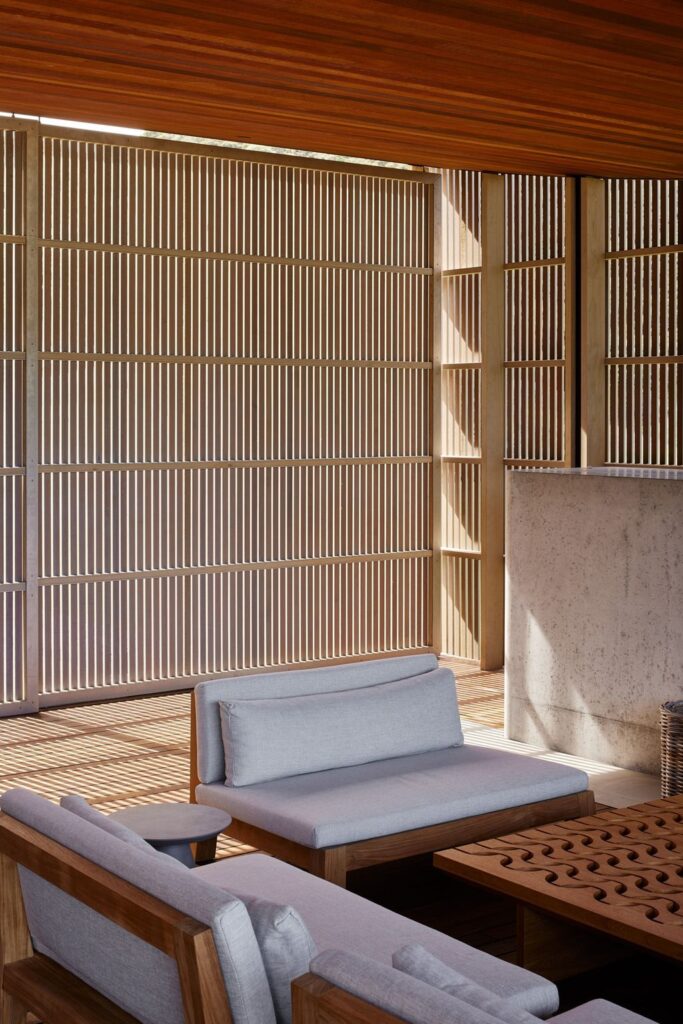 Omata Beach House offers breathtaking ocean views by Herbst Architects 4