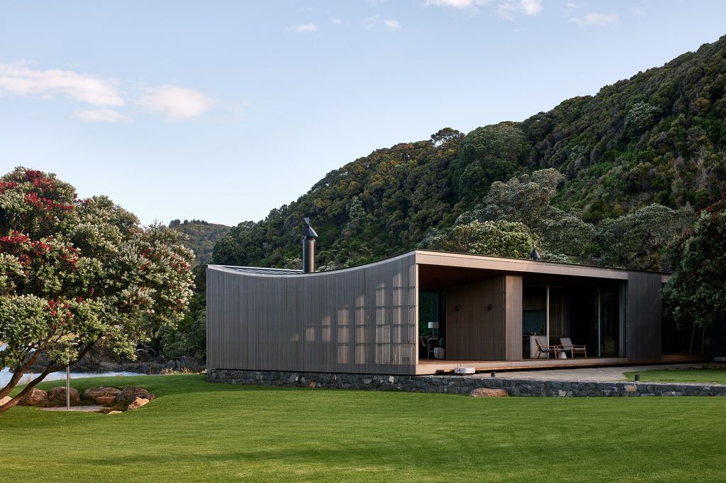 Omata Beach House offers breathtaking ocean views by Herbst Architects
