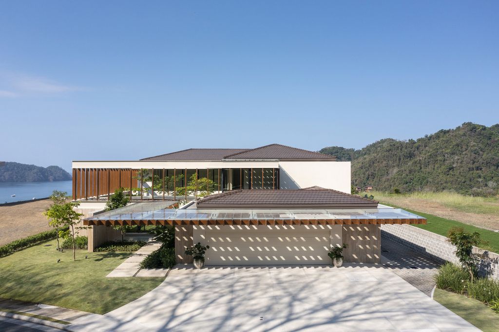 Patio House, Splendid Home with Open plan Design by Garnier Arquitectos