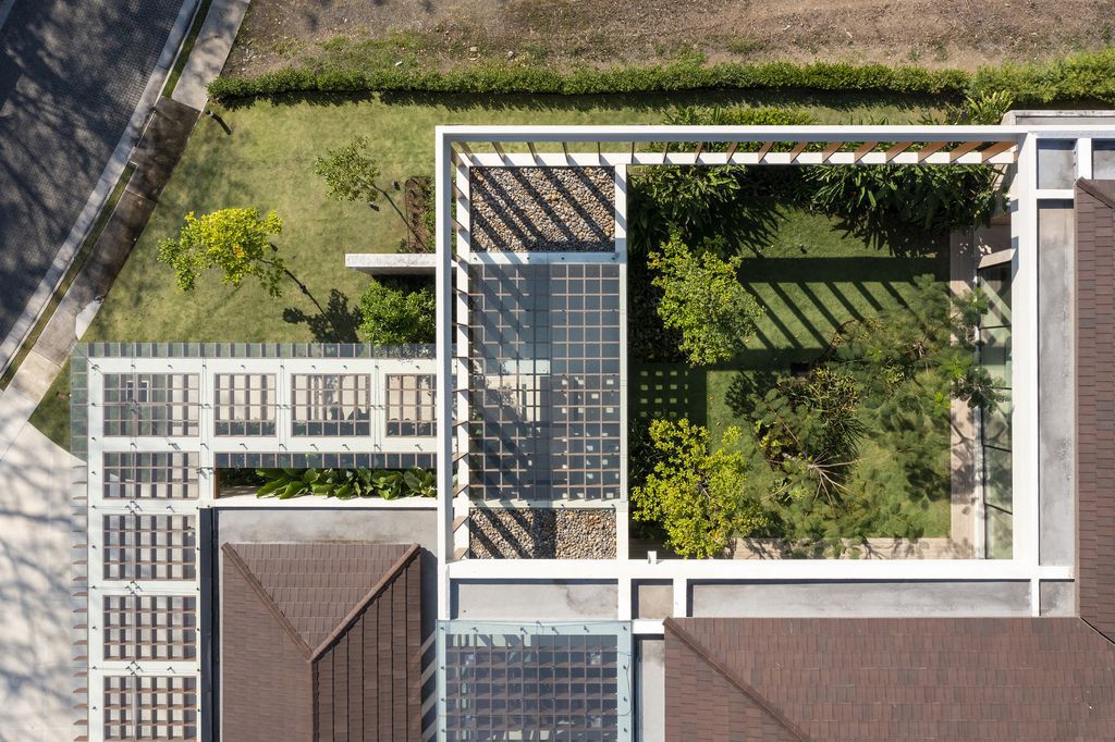 Patio House, Splendid Home with Open plan Design by Garnier Arquitectos