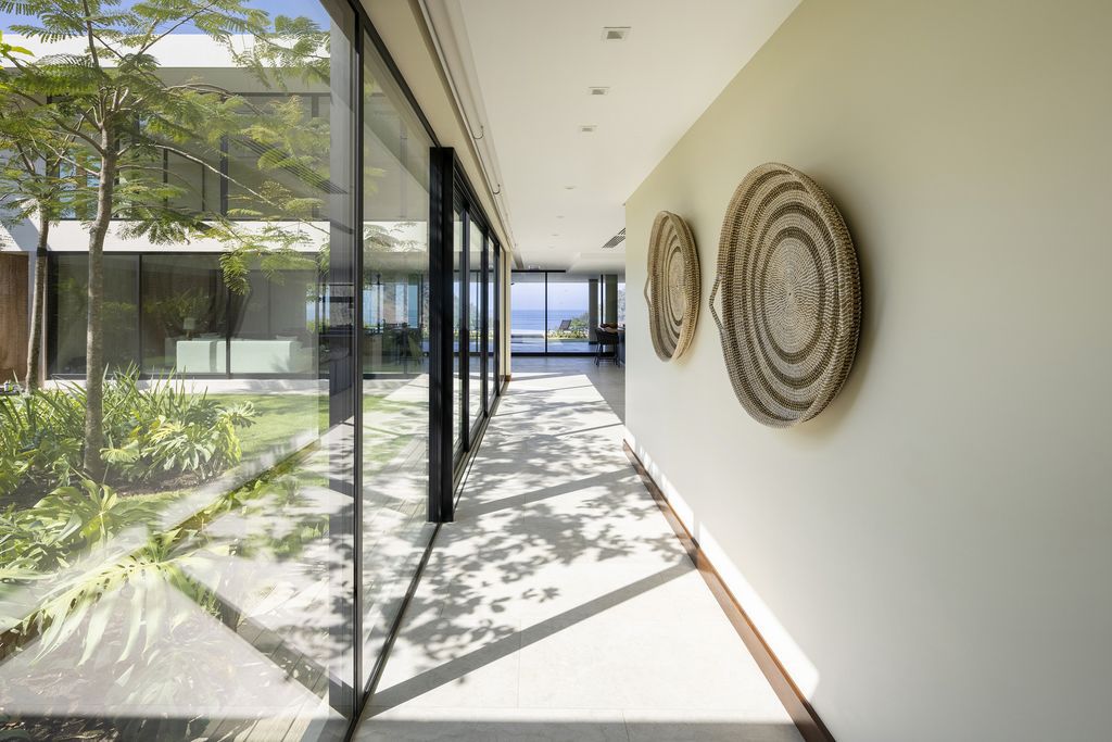 Patio House, Splendid Home with Open plan Design by Garnier Arquitectos