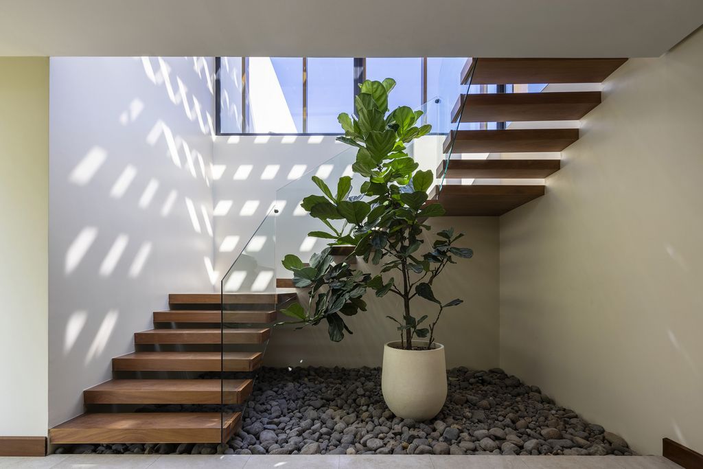 Patio House, Splendid Home with Open plan Design by Garnier Arquitectos