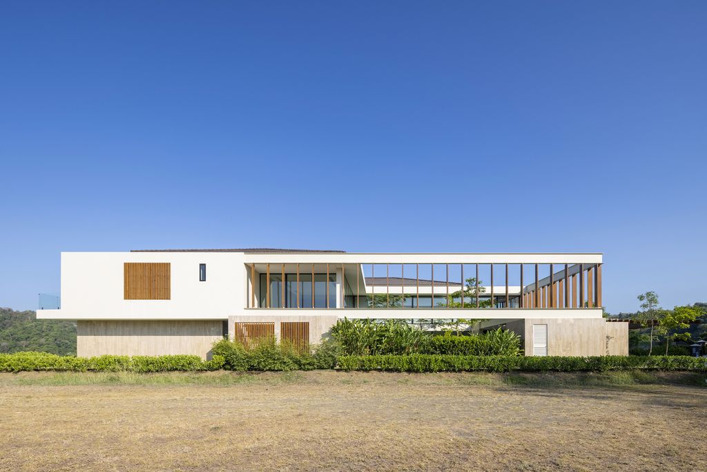 Patio House, Splendid Home with Open plan Design by Garnier Arquitectos
