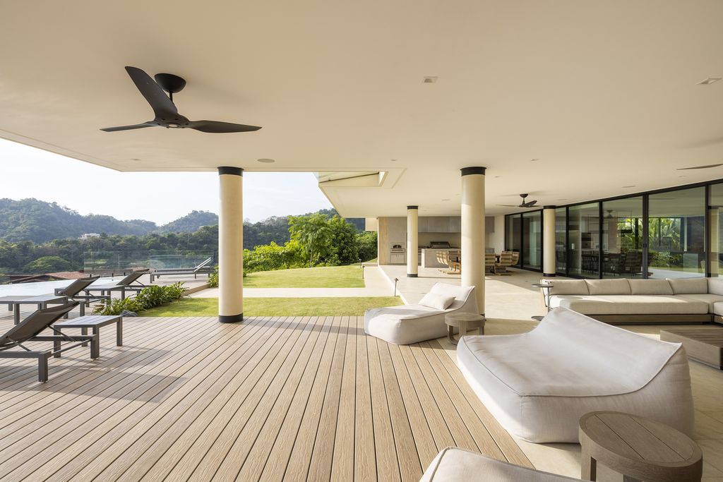 Patio House, Splendid Home with Open plan Design by Garnier Arquitectos