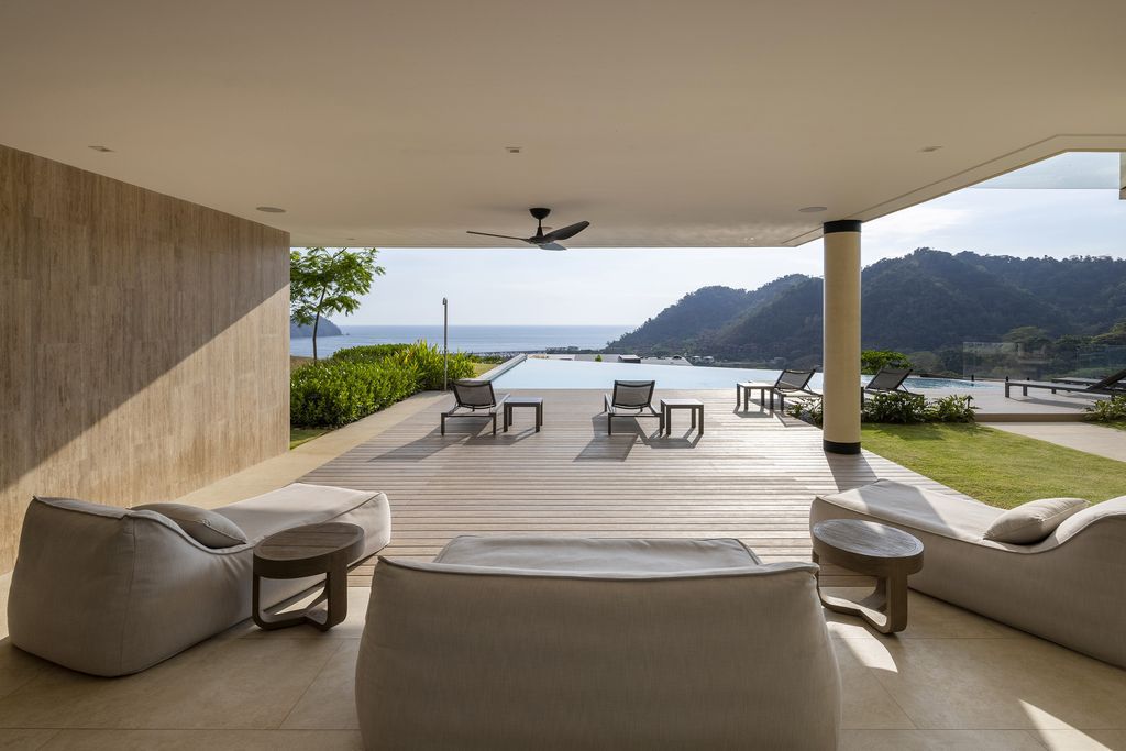 Patio House, Splendid Home with Open plan Design by Garnier Arquitectos