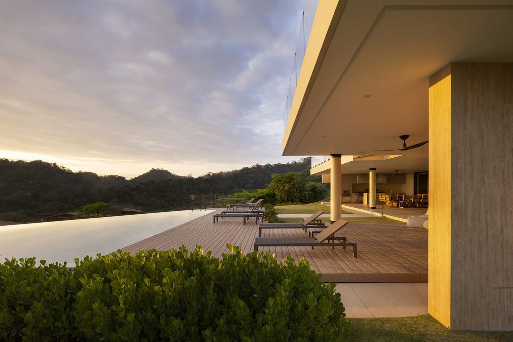 Patio House, Splendid Home with Open plan Design by Garnier Arquitectos