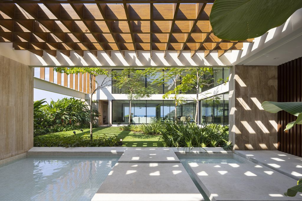 Patio House, Splendid Home with Open plan Design by Garnier Arquitectos