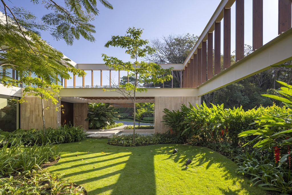Patio House, Splendid Home with Open plan Design by Garnier Arquitectos