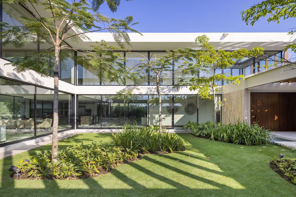 Patio House, Splendid Home with Open plan Design by Garnier Arquitectos