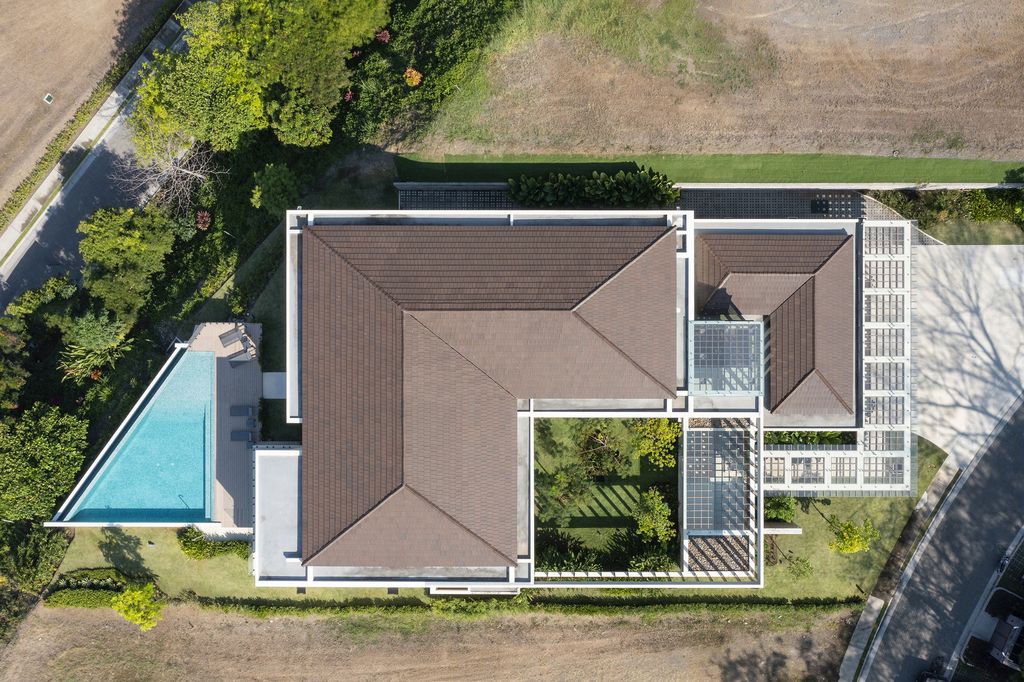 Patio House, Splendid Home with Open plan Design by Garnier Arquitectos