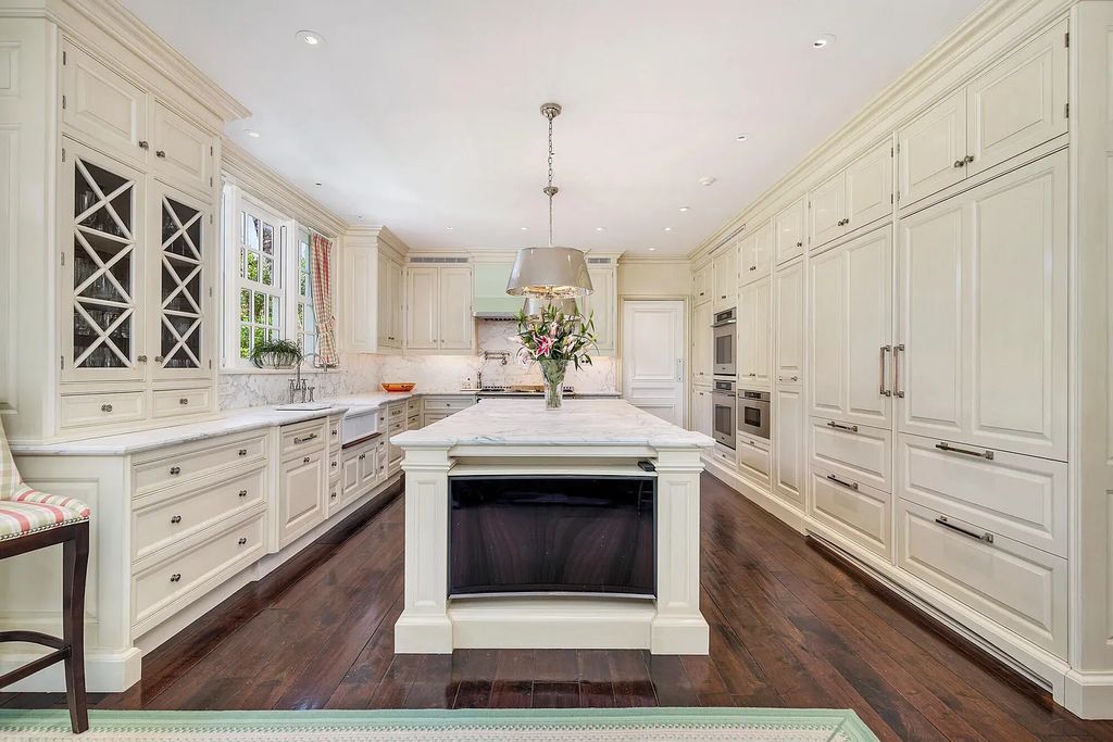 Welcome to 120 Via Del Lago, Palm Beach, Florida a Marion Sims Wyeth designed classic masterpiece. This 13,000+ sq ft Estate boasts 7 beds, 12 baths, expansive indoor/outdoor living areas, gardens, pool and separate guest house.