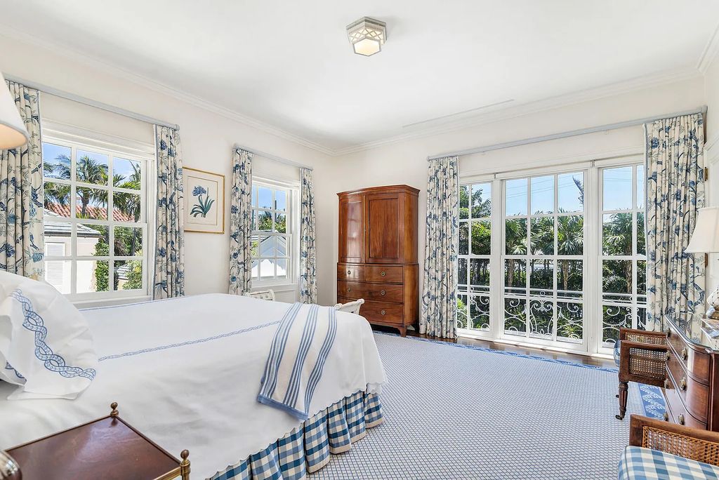 Welcome to 120 Via Del Lago, Palm Beach, Florida a Marion Sims Wyeth designed classic masterpiece. This 13,000+ sq ft Estate boasts 7 beds, 12 baths, expansive indoor/outdoor living areas, gardens, pool and separate guest house.