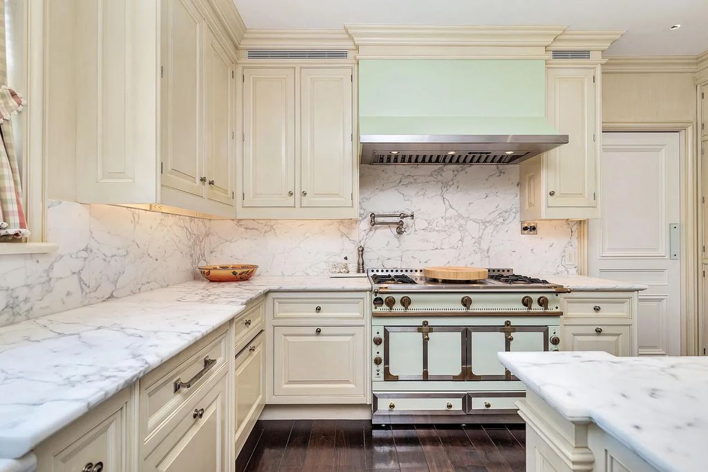 Welcome to 120 Via Del Lago, Palm Beach, Florida a Marion Sims Wyeth designed classic masterpiece. This 13,000+ sq ft Estate boasts 7 beds, 12 baths, expansive indoor/outdoor living areas, gardens, pool and separate guest house.